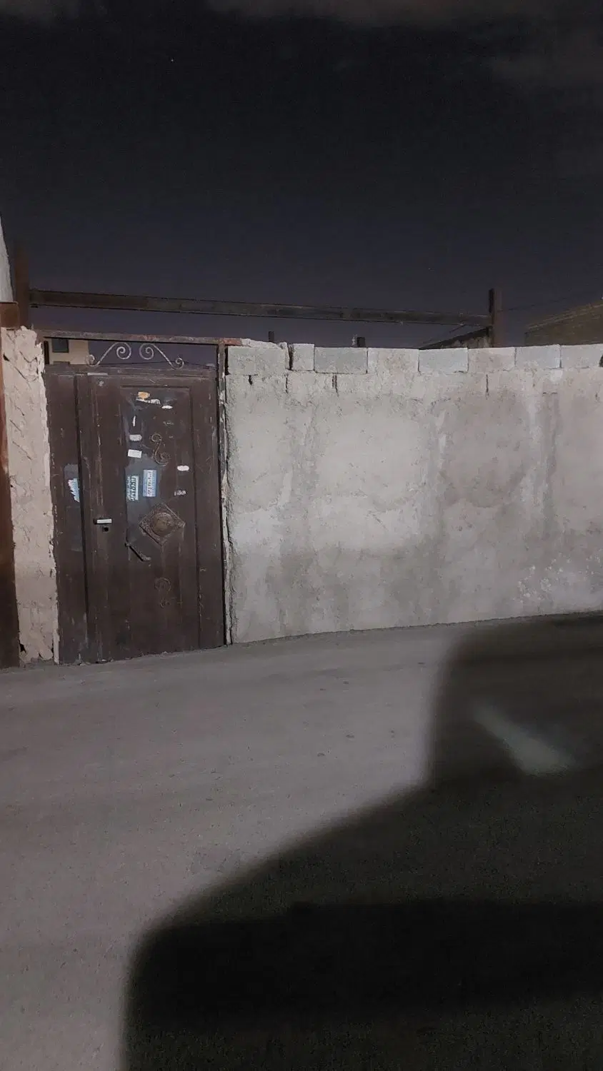 زمین چهاردیواری نیمه کاره با صفحه ستون در کیکاور