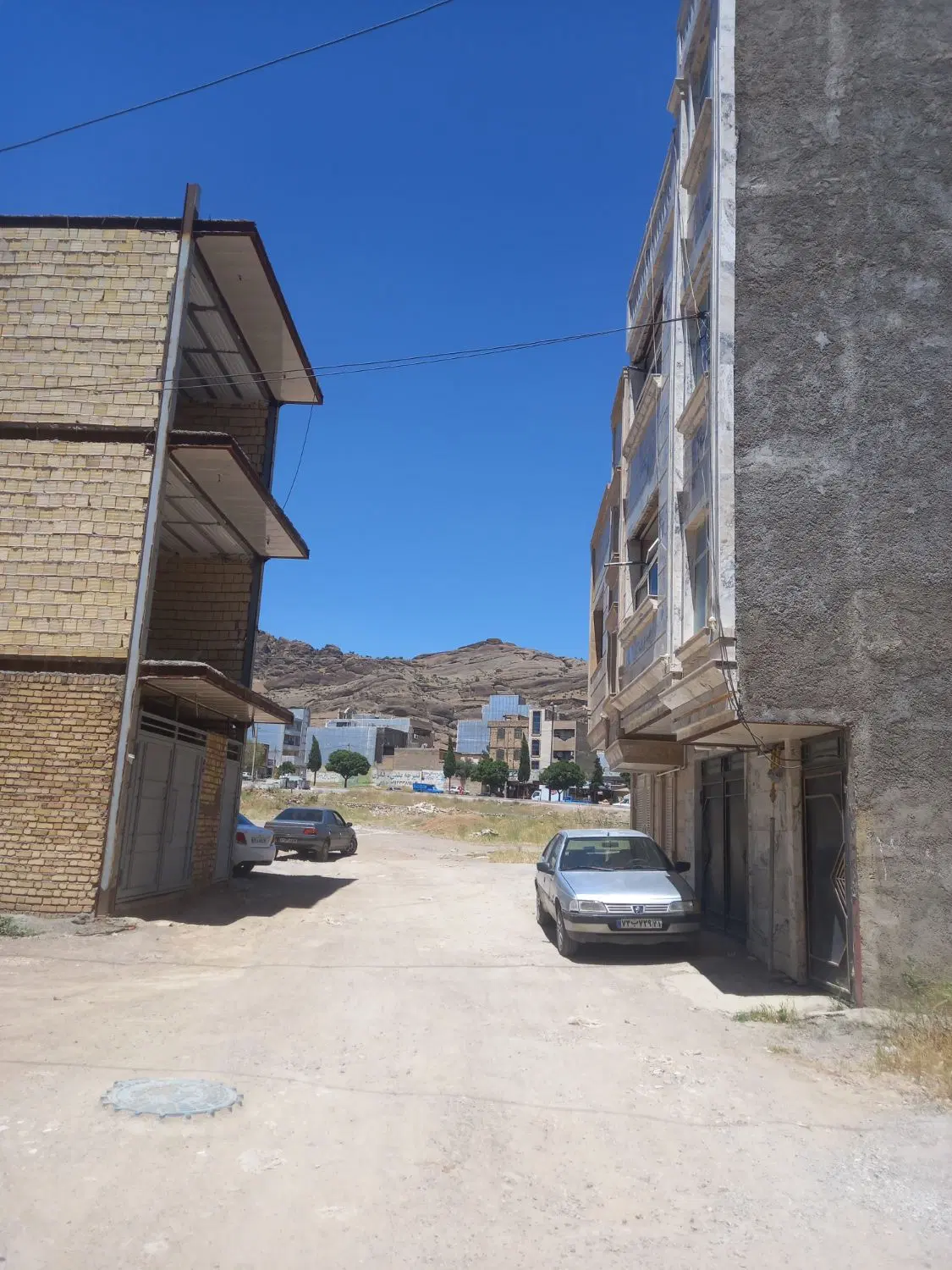 ساختمان نیمه کاره،پاپی خالدار