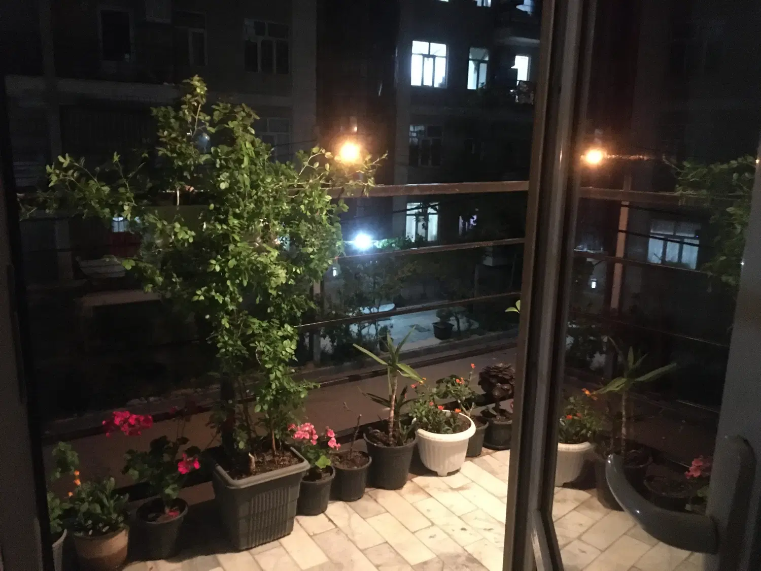 آپارتمان ۷۶متری نما سنگ لوکیشن خوب مالک هستم