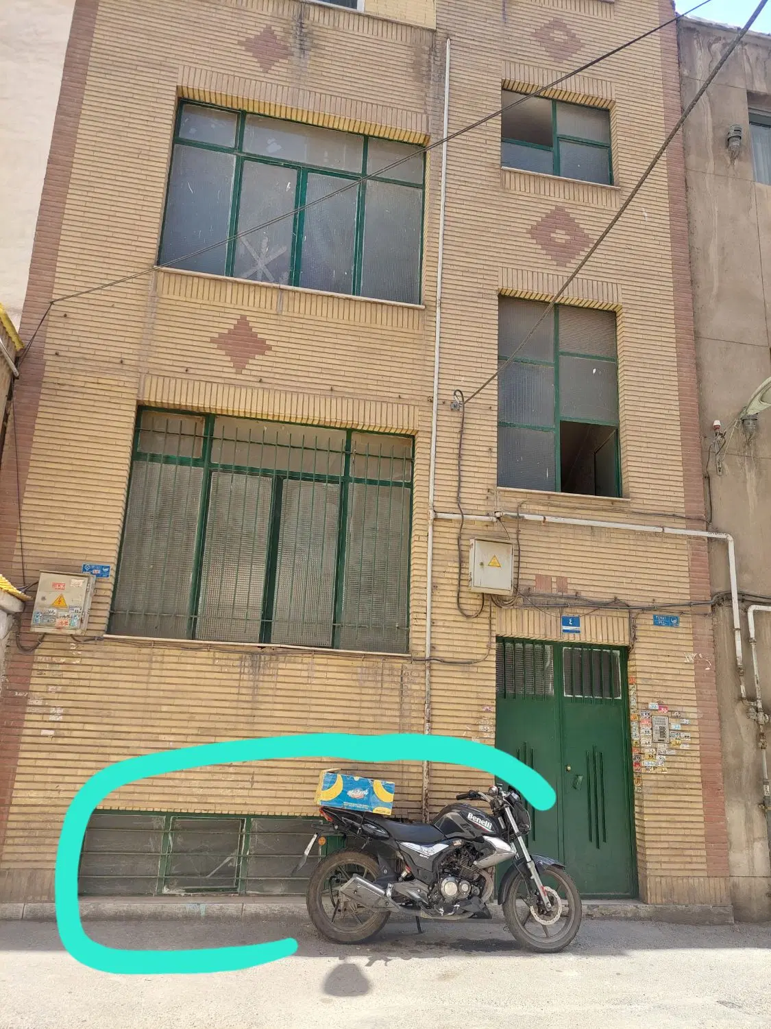۳۸ متر زیر همکف با ۱۵ متر حیاط سرپوشیده حسام