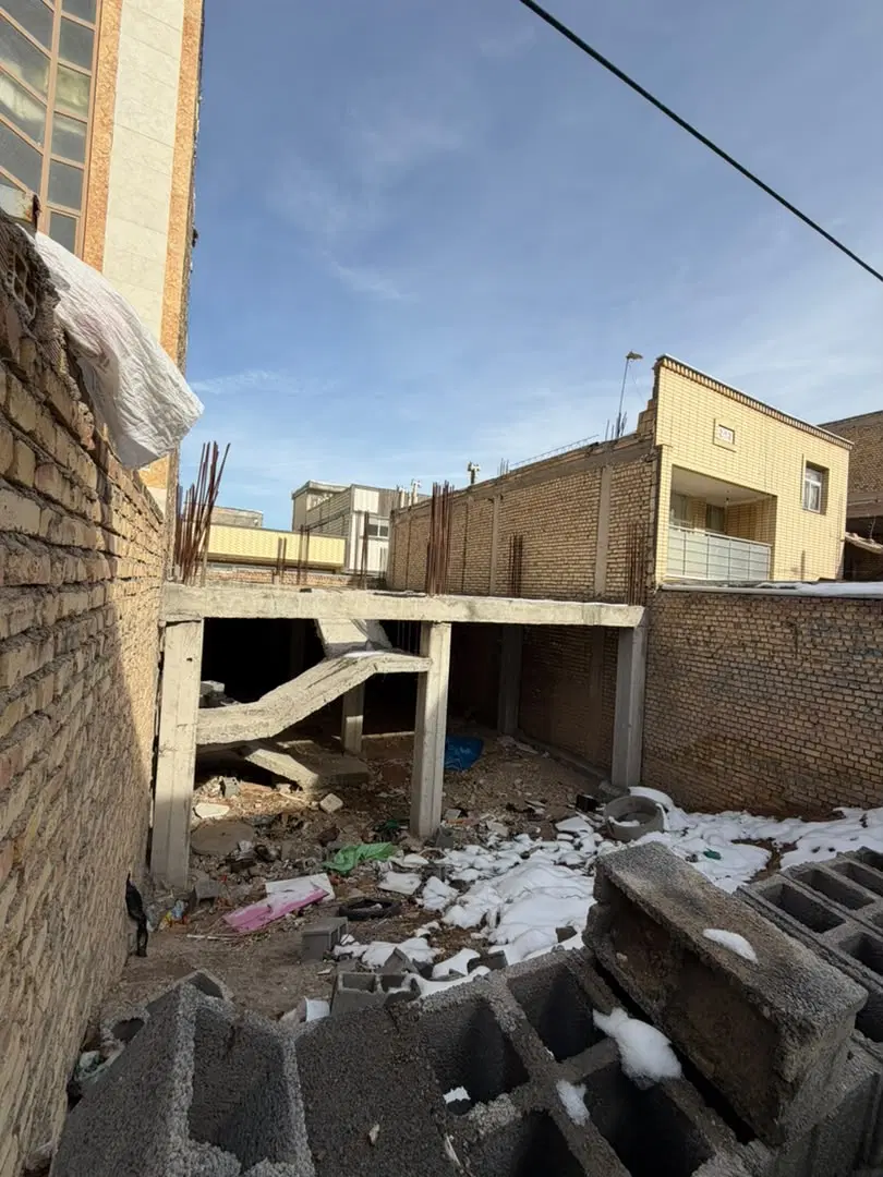 زمین نیمه ساخت در به حیاط