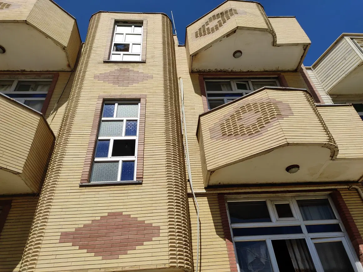 حیاط 3طبقه با تمام امکانات با دو تا مغازه