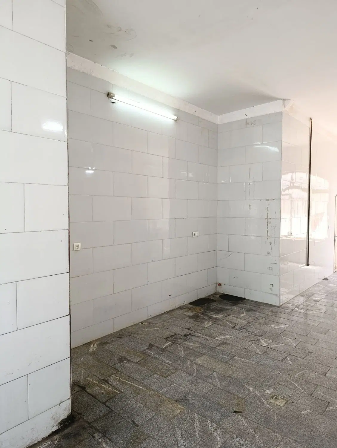 مغازه ۴۰ متری در خیابان اصلی