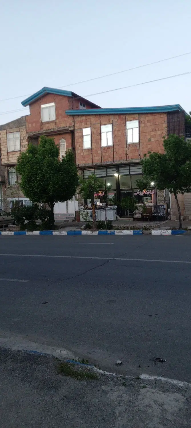 حیاط بر خیابان دو سرویس +۲ مغازه