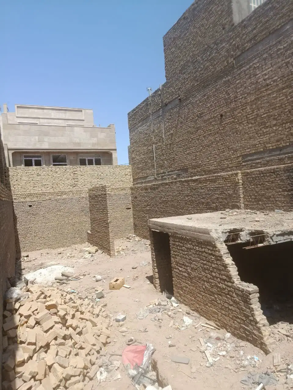 زمین چهار دیواری ۱۶۰ متری کوچه۶۳ فرودگاه