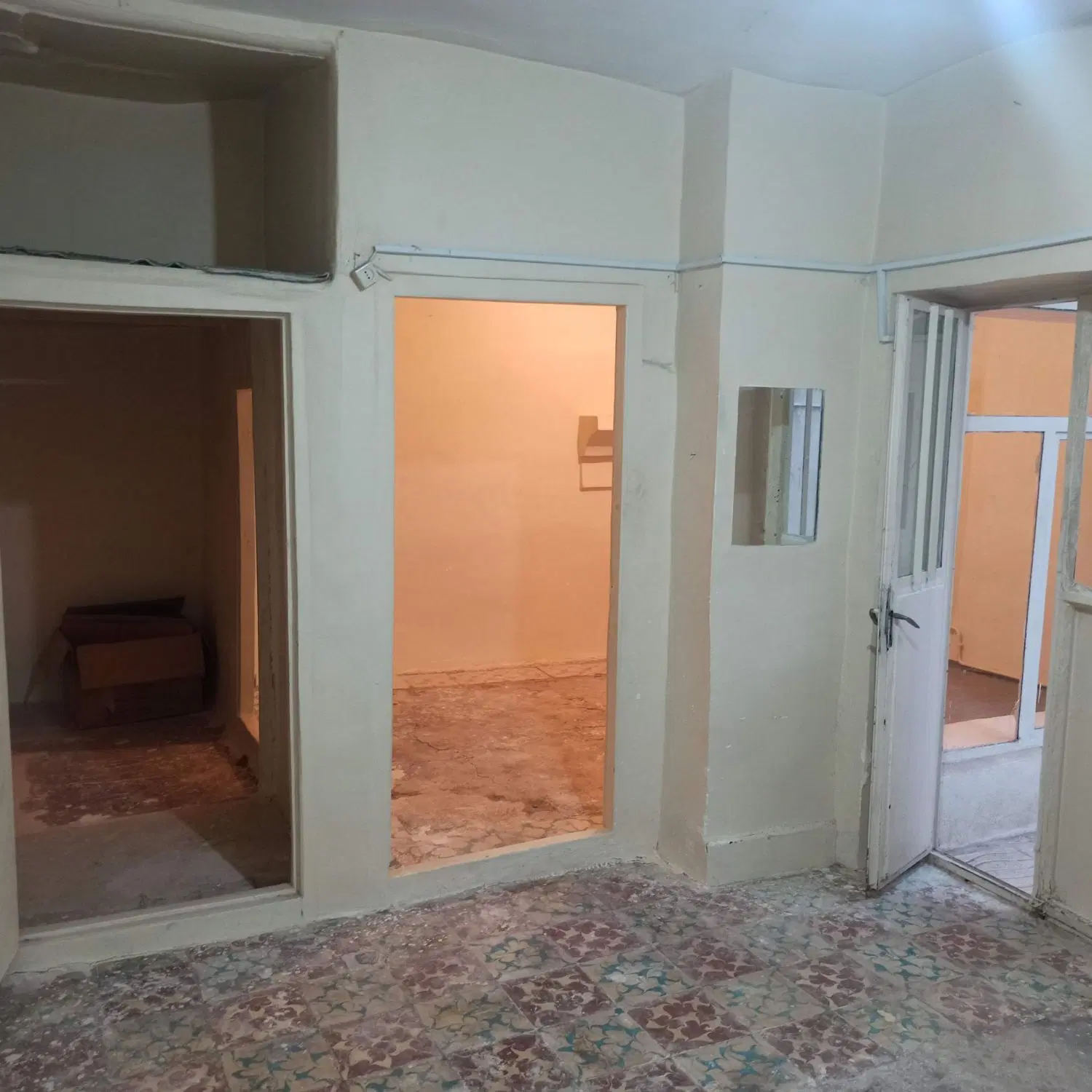 حیاط در بست