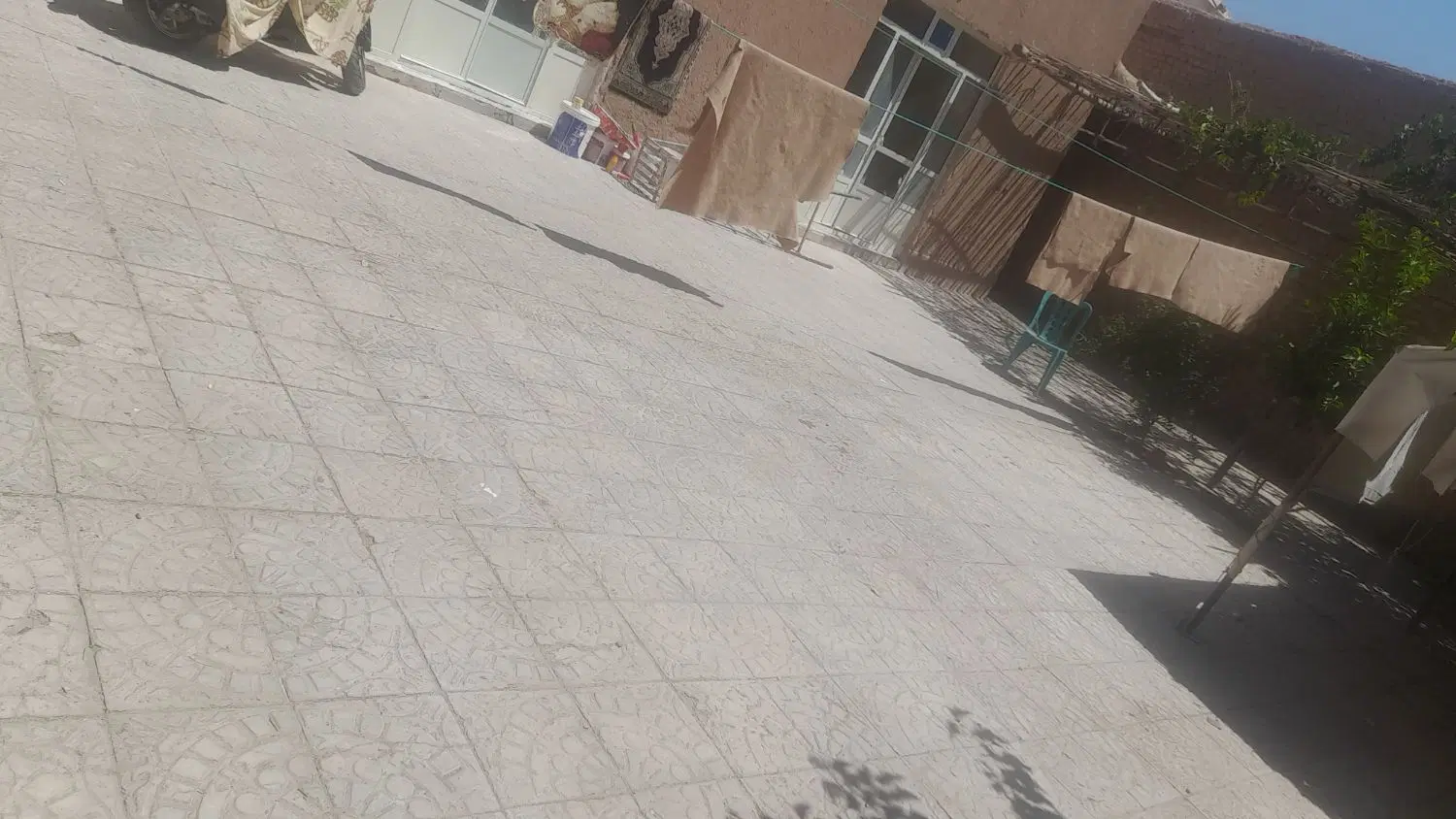 خانه هم کف حیاط دار