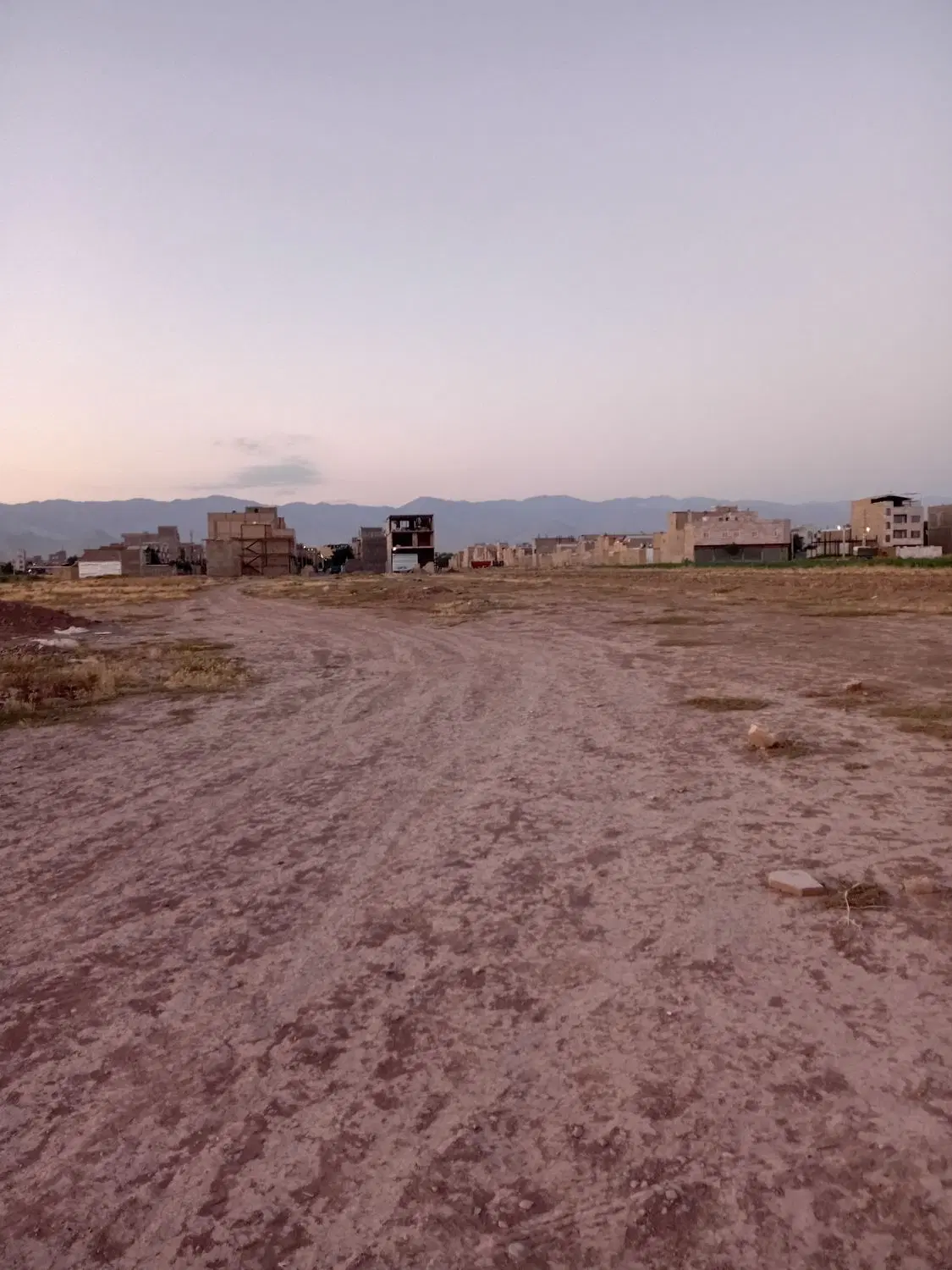 زمین ۲۰۰ متری نگارستان۴۷