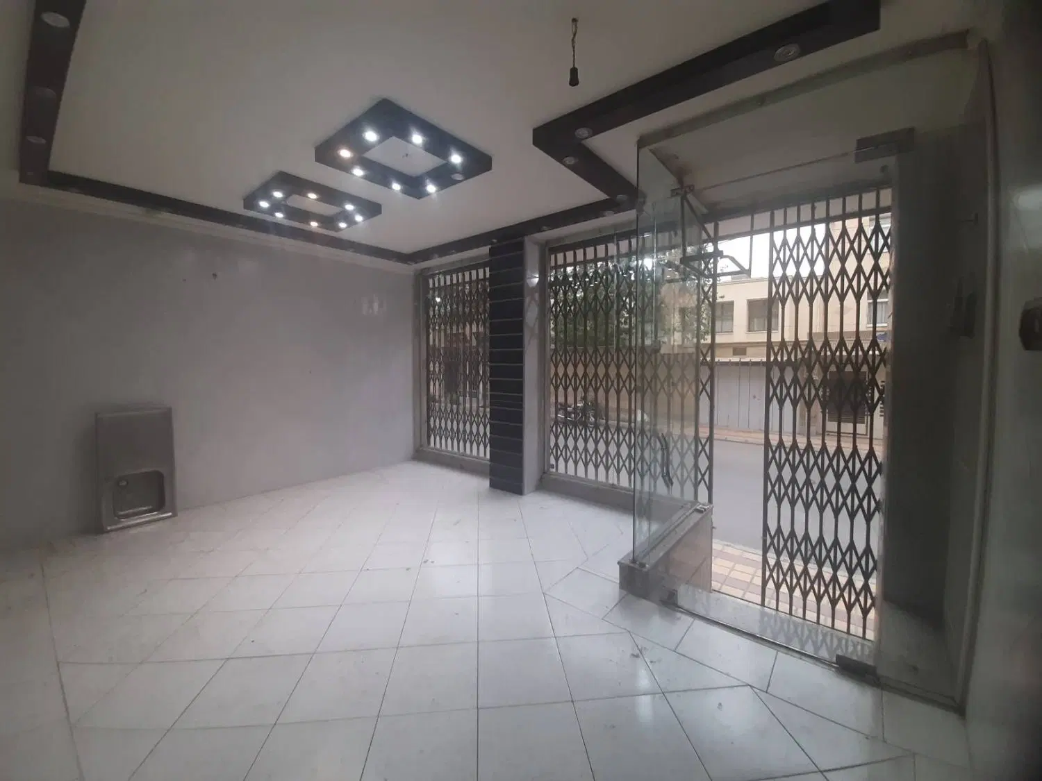 مغازه شیک و تمیز با بر و ویترین ۵_۵ متری