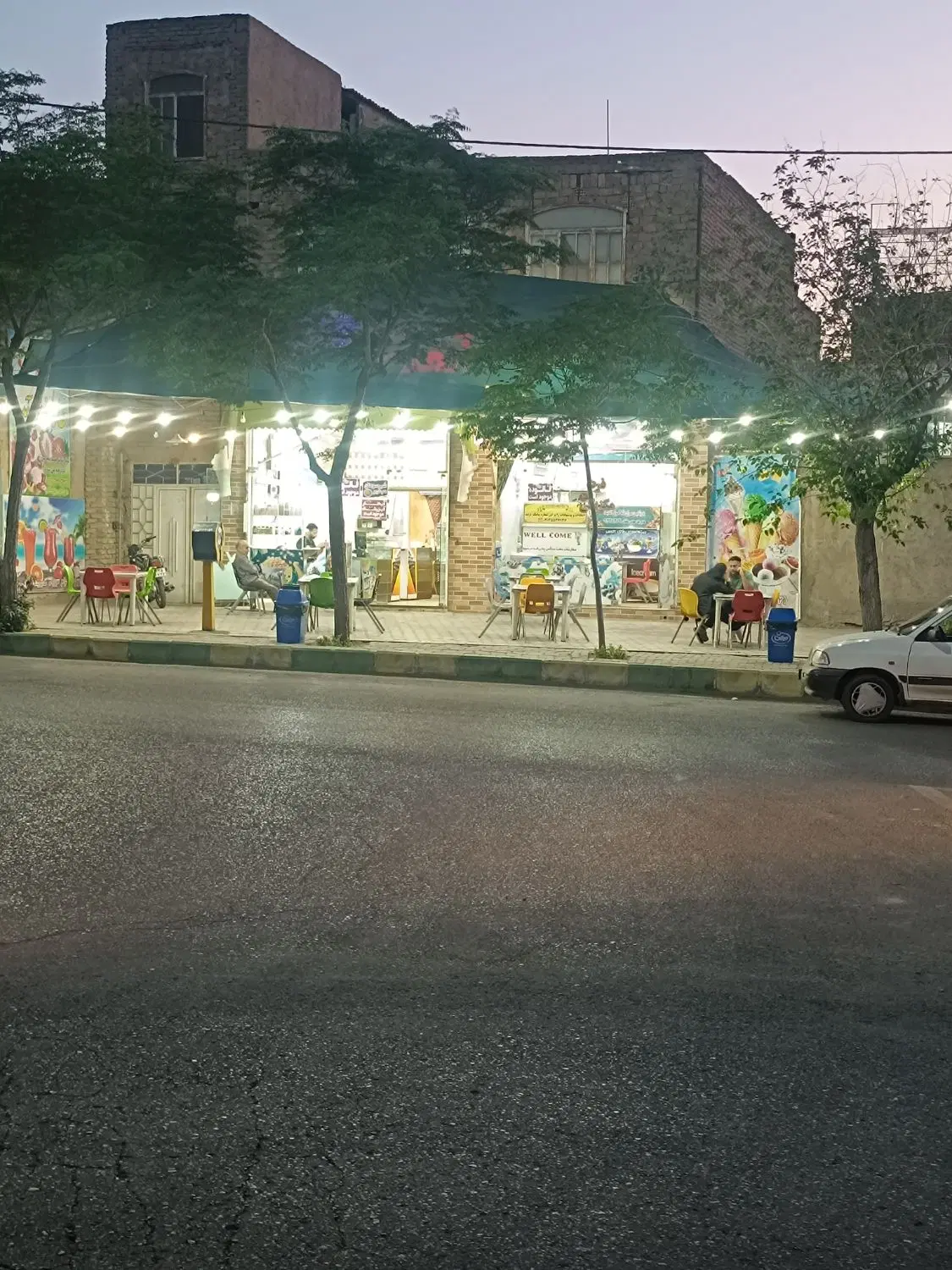 فروش دو باب مغازه و مسکونی