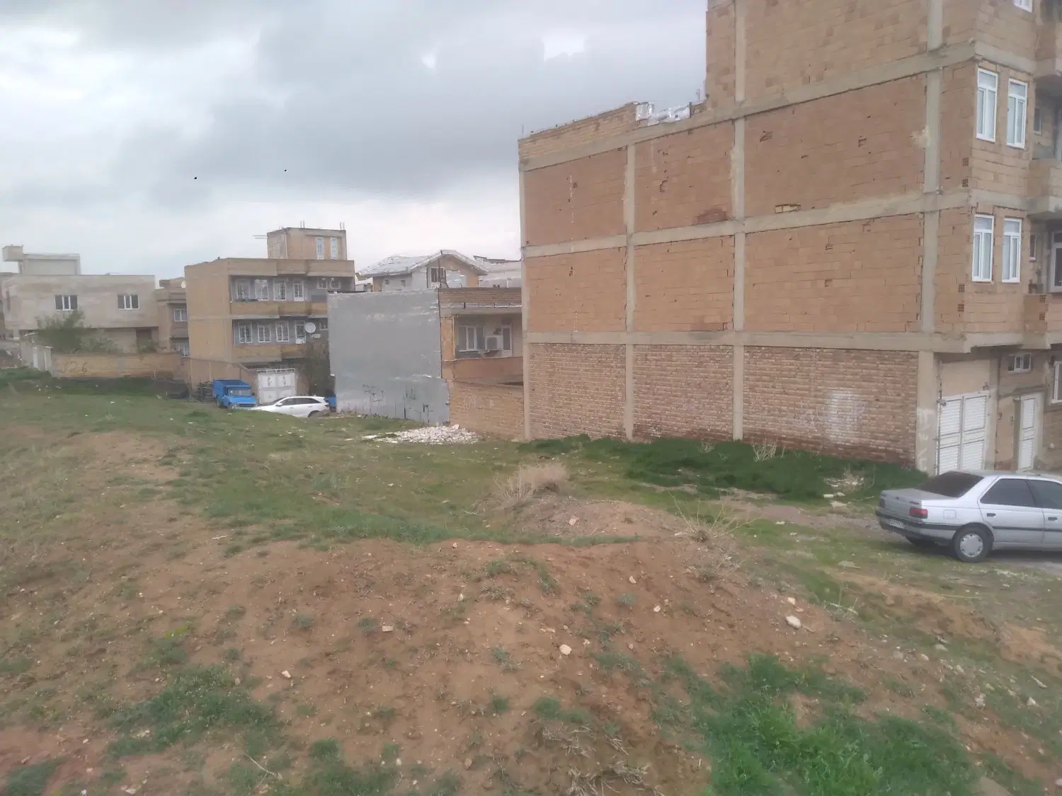 یک قطعه زمین تجاری مسکونی بر ۱۰۰ متری
