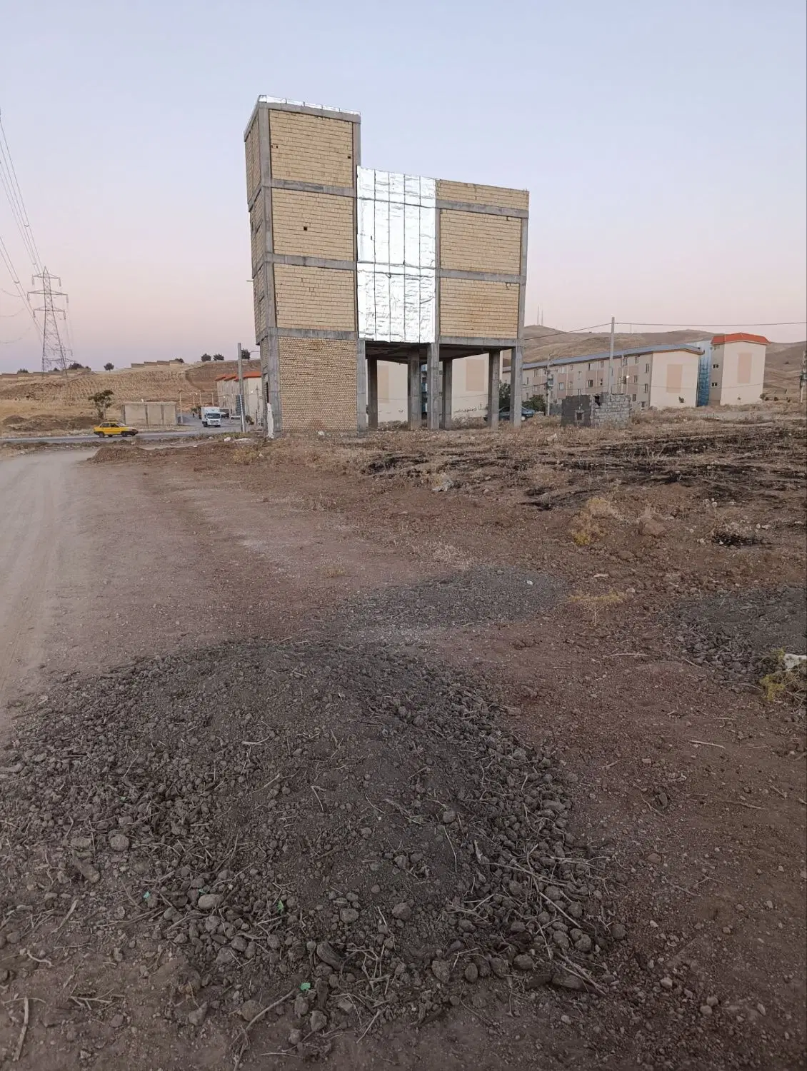 زمین چشمه سفید