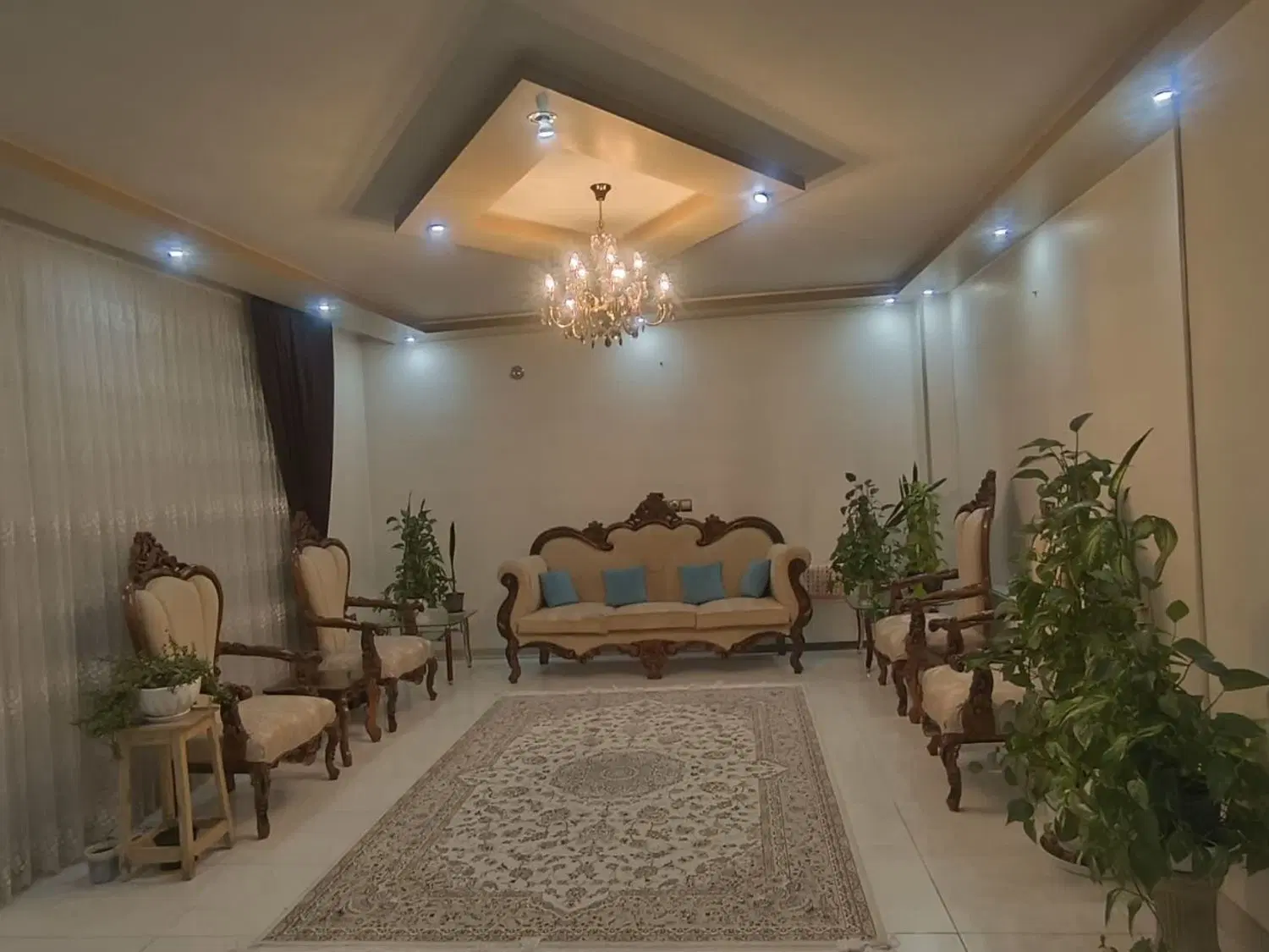 فروش ویلایی سه طبقه بهارستان فروردین غربی