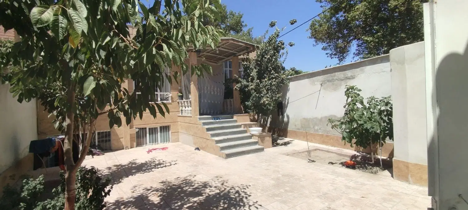 خانه ویلایی دو نبش با حیاط بزرگ