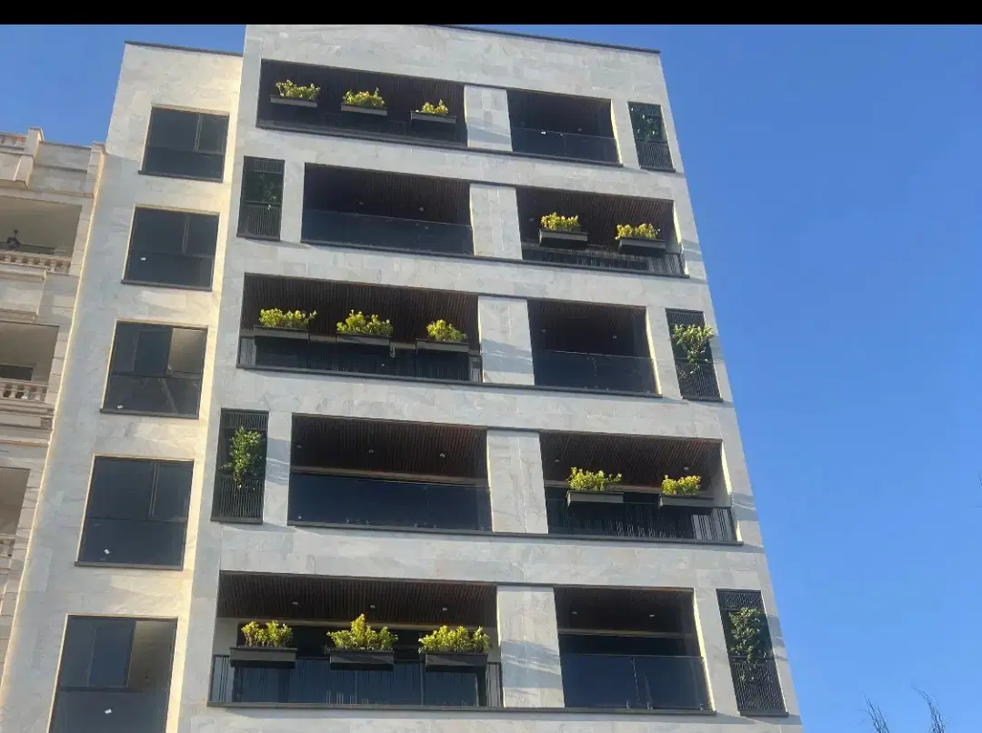 اپارتمان دو سال ساخت