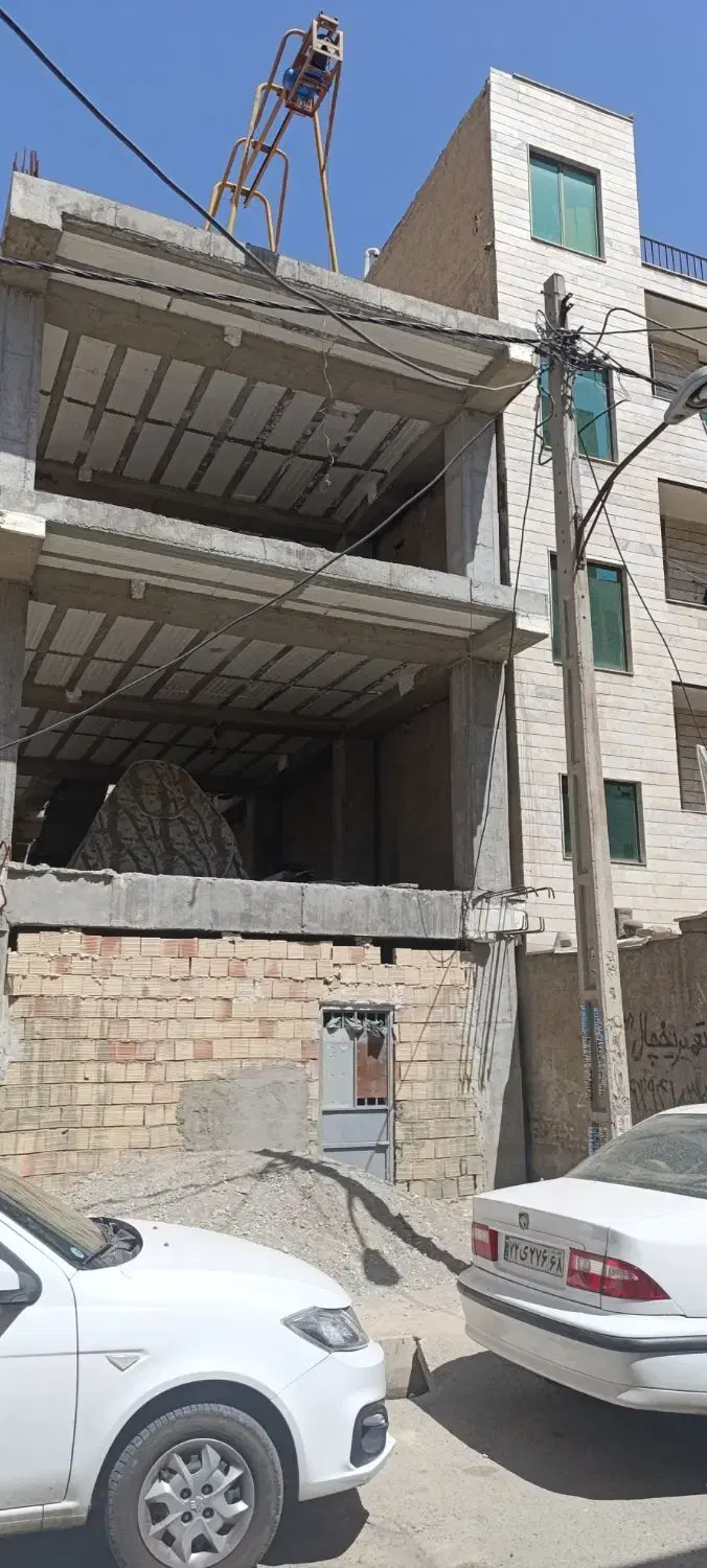 سه طبقه نیمه کاره 90  متری