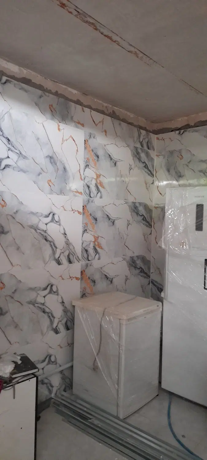 یک باب مغازه تمیز تمام کاشی