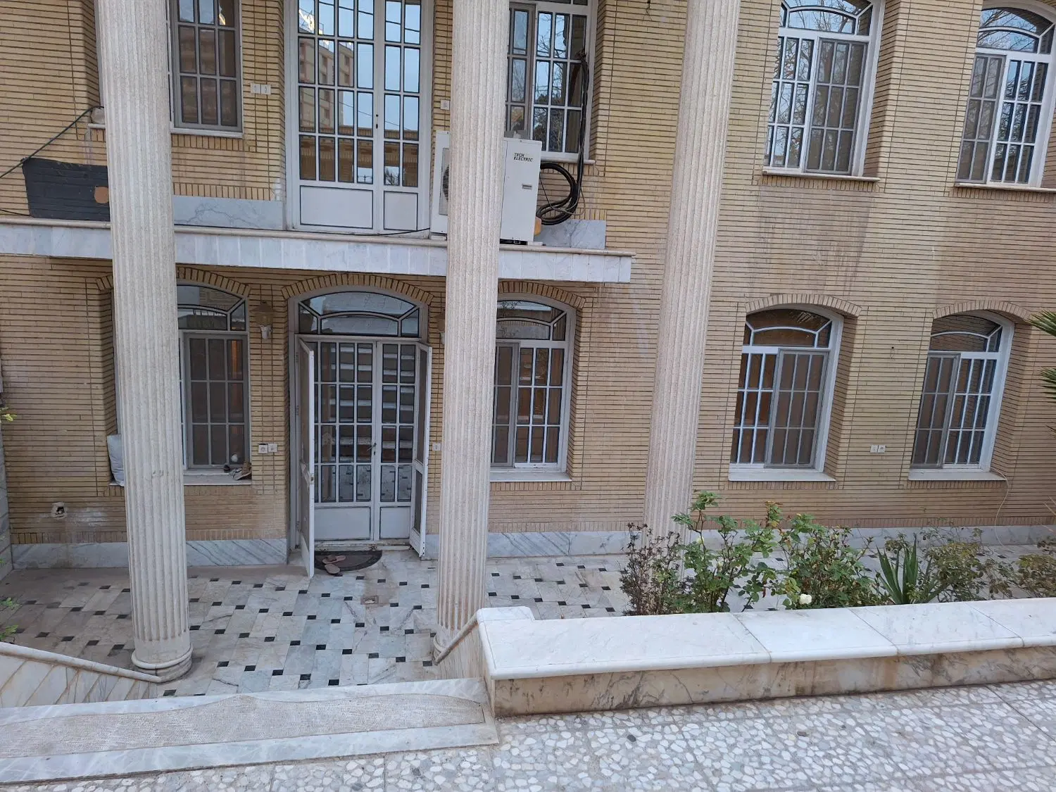 منزل مسکونی زیر همکف،۲ خوابه، حیاط دار.