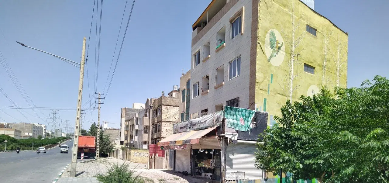 مغازه دو نبش چهل متر با 14 متر حاشیه