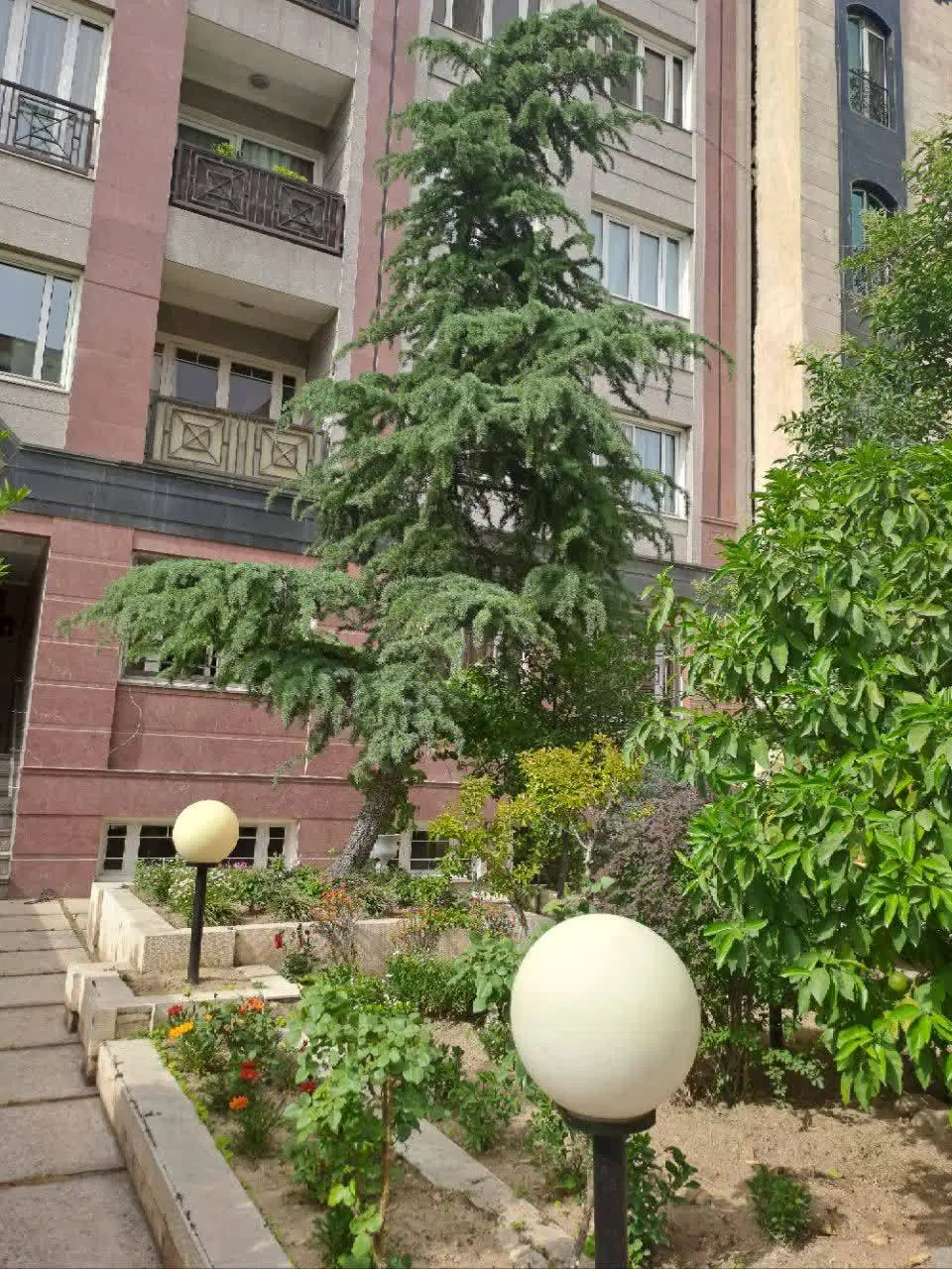 هروی ۹۰ متر (۱۲متر حیاط خلوت )معاوضه