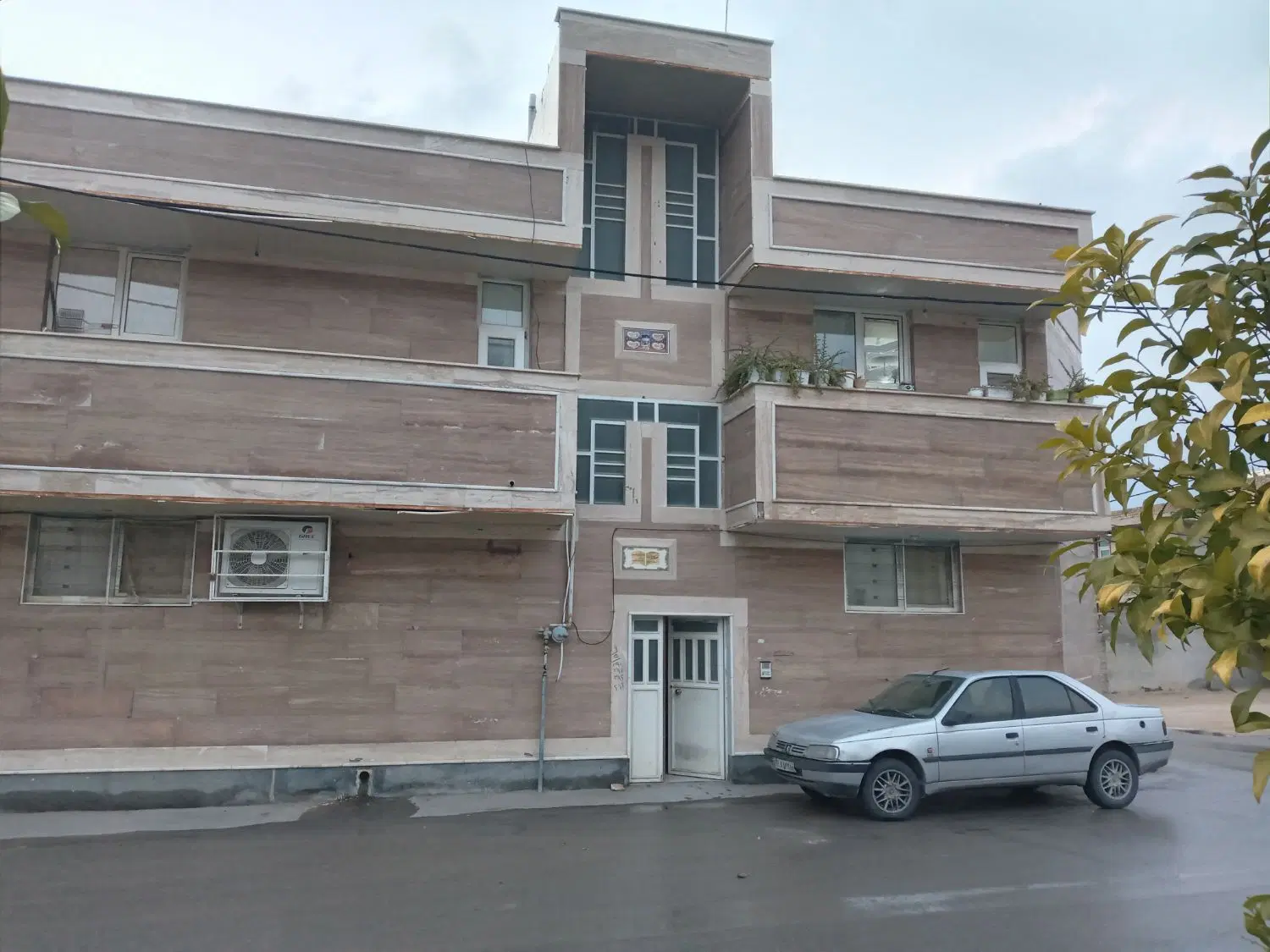 فروش یک واحد آپارتمان طبقه دوم فاز۳
