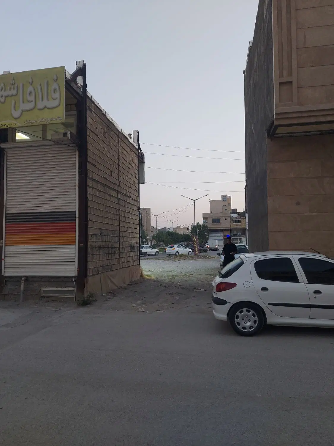 ۳۰ متر زمین دور میدان سما