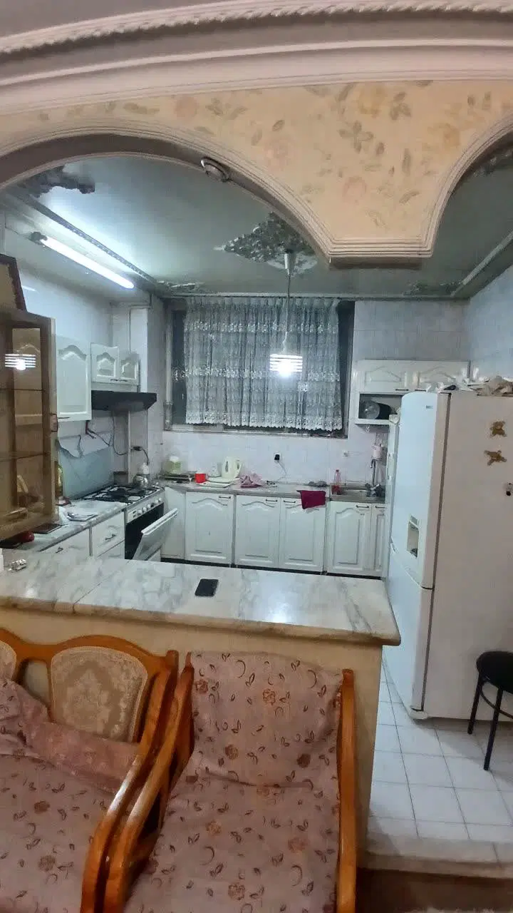 132 متر حیاط دار 2 طبقه سی رویس مجزا بر 6 متر