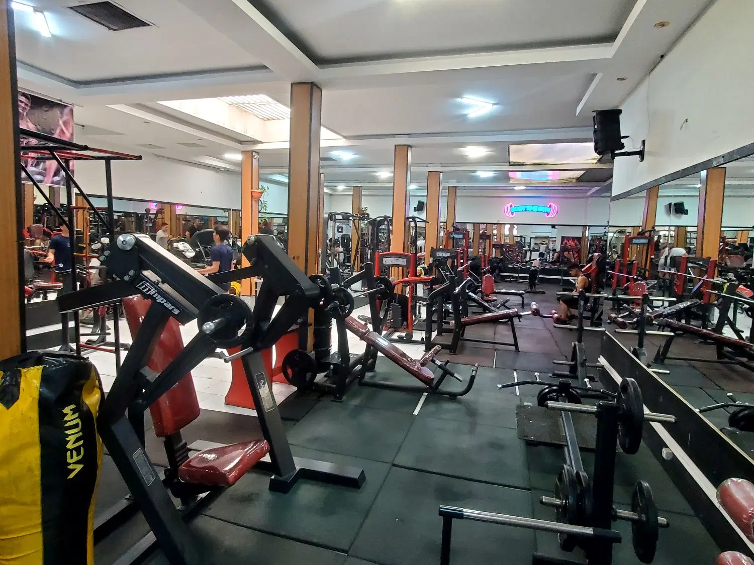 بوفه دار باشگاه بدنسازی