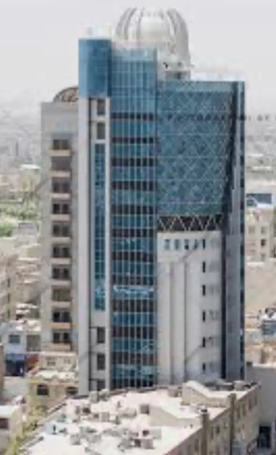 واحد اداری تمیز وخالی در برج طالقانی کرج