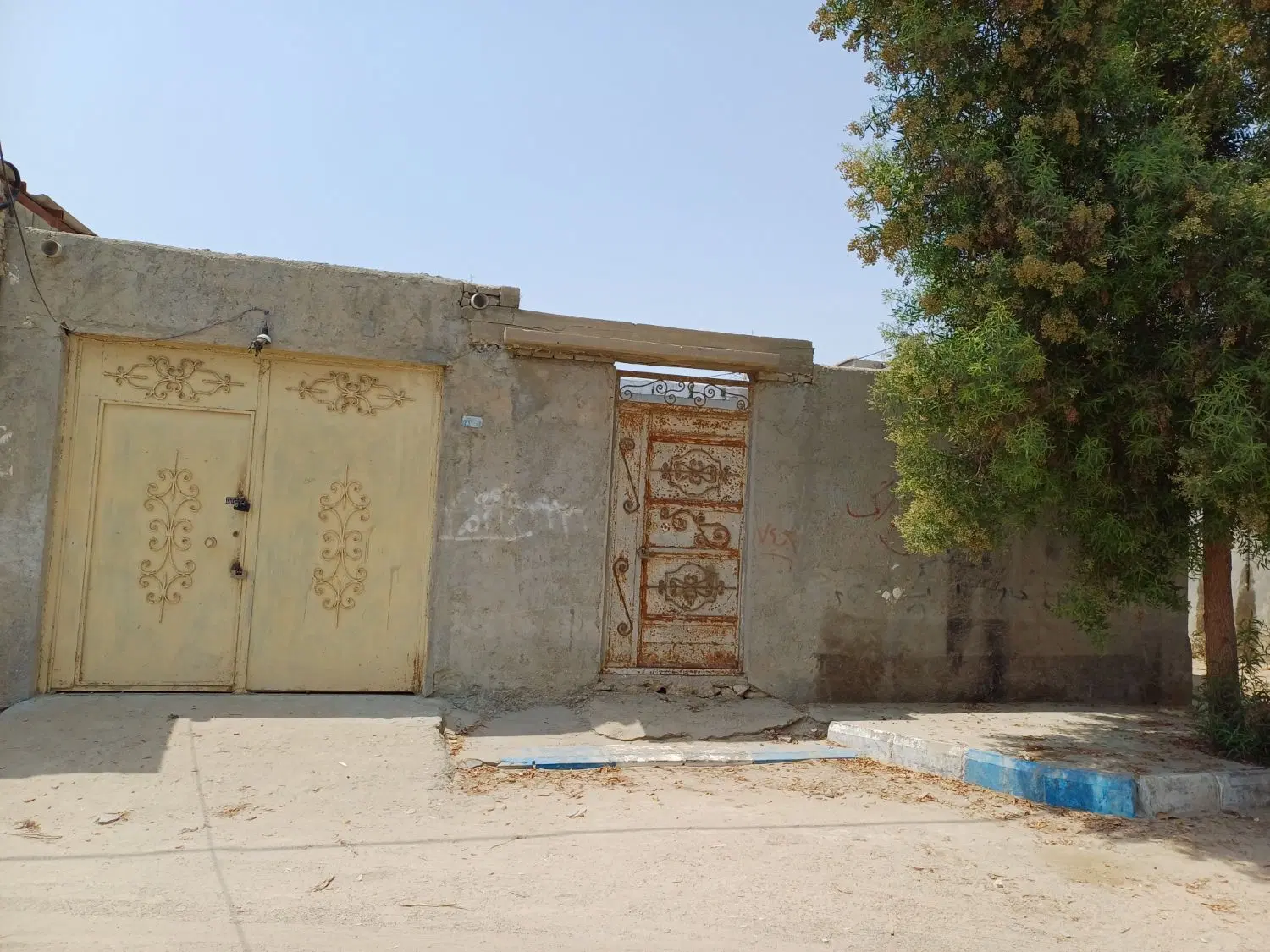 چهار دیواری با انبار و درب