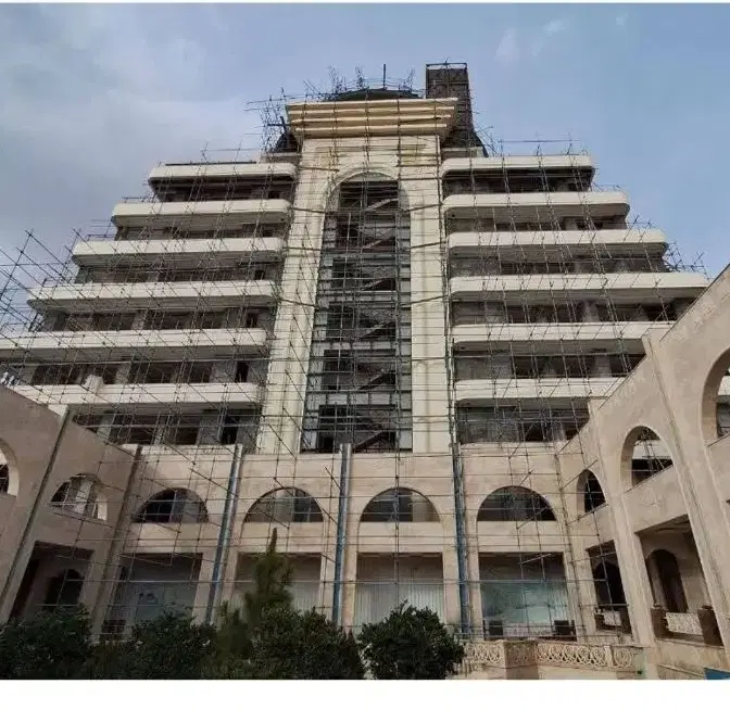 حیاط دار و همکف،خانه ای دلباز و دو نبش