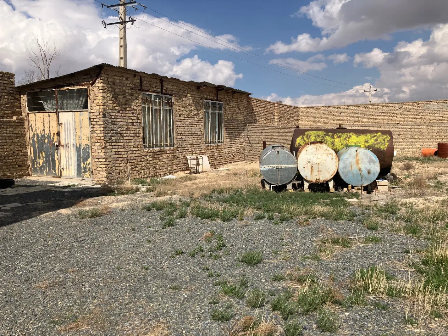 ۱۱۰۰ مترچهار دیواری و کارگاهی