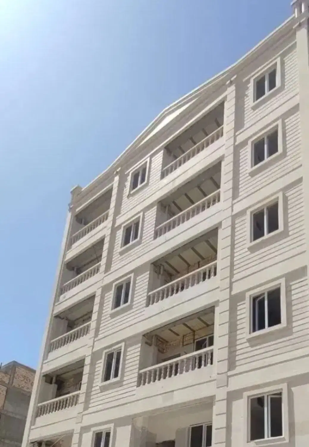 آپارتمان ۱۱۰متری طبقه اول رو به نما خام حیاط دار