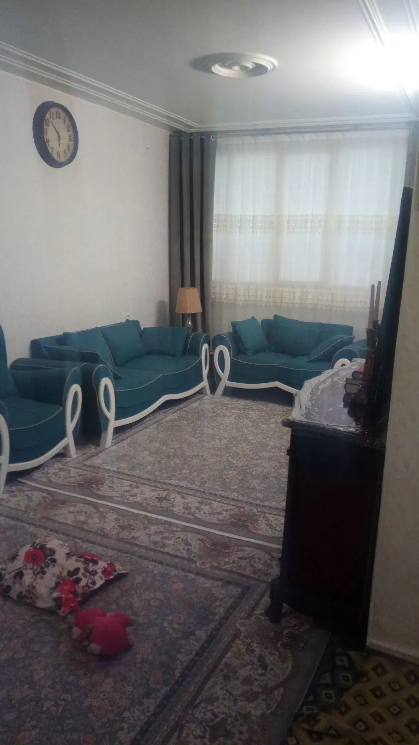 یک واحد آپارتمان، نقد و اقساط
