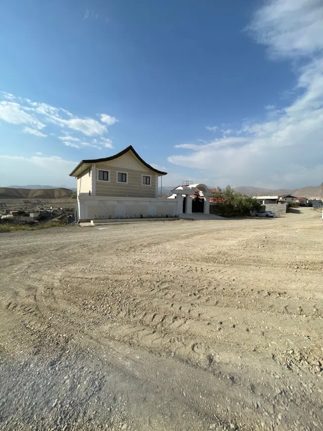 زمین شهرکی روی بلندی خاک برداری شده اماده ساخت