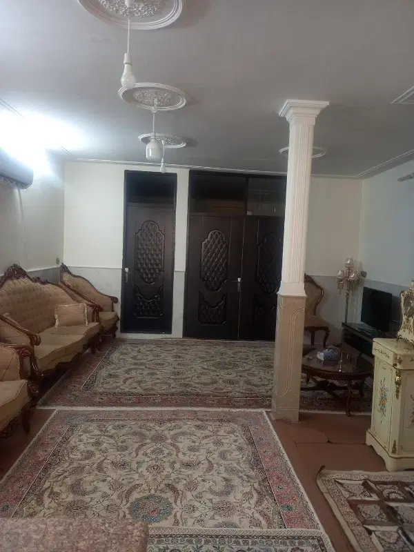 خانه ای سه طبقه ۱۳۶ متر ۲۰ متر تجاری