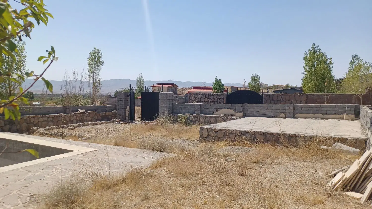 ملک چهاردیواری  در روستای آیینه ورزان دماوند