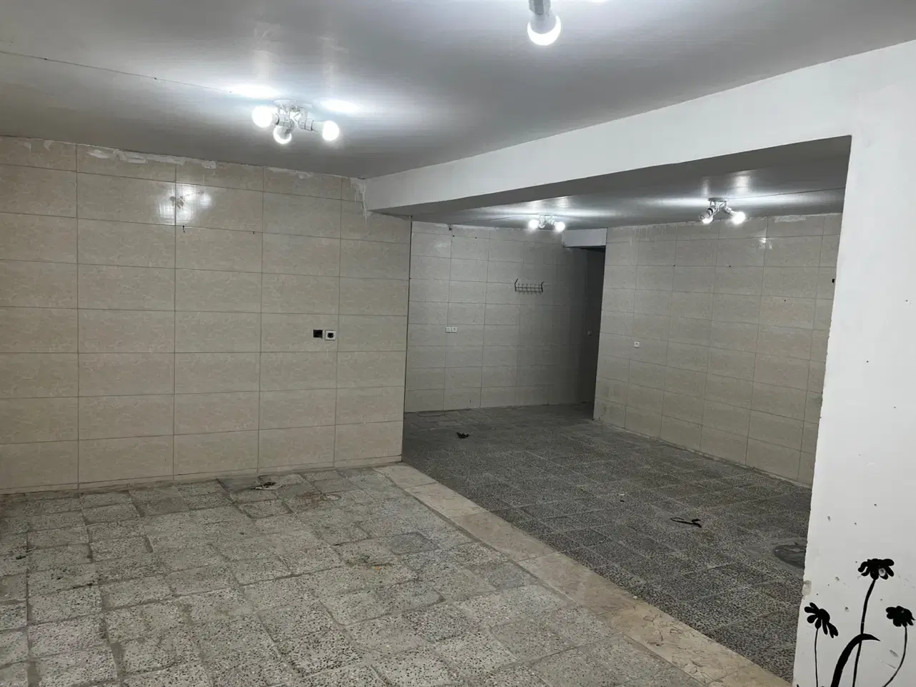 خانه (جهت سکونت یا ارایشگاه یا سالن،،)
