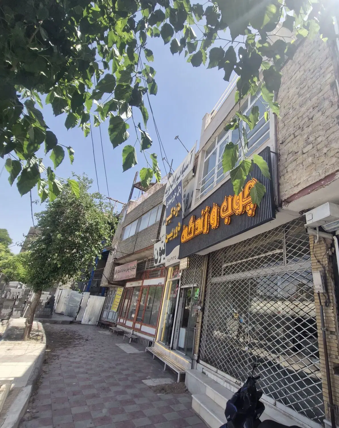 ساختمان تجاری ومسکونی حاشیه میدان بسیج