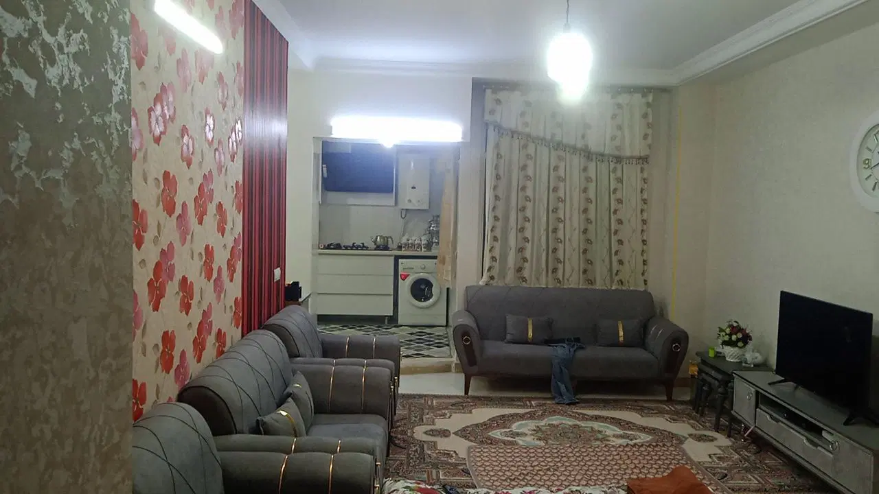63متری طبقه دوم یک خوابه با آسانسور رو به نما