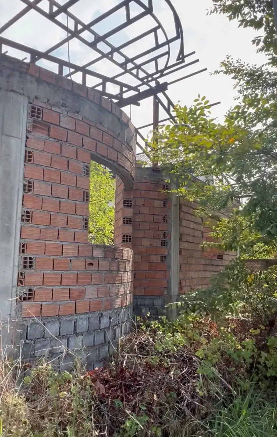 فروش ۲۰۰ متر زمین با ویلای نیمه ساز بهارستان شمالی
