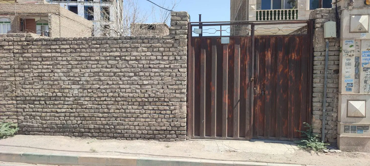 زمین چهار دیواری ۲۵۱ متری