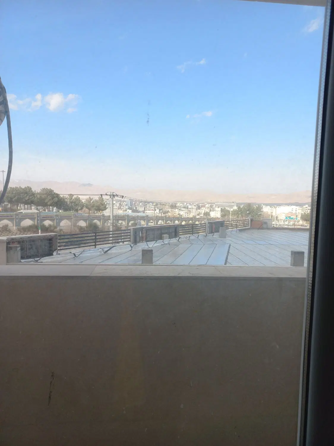 ۹۸ متری لاله
