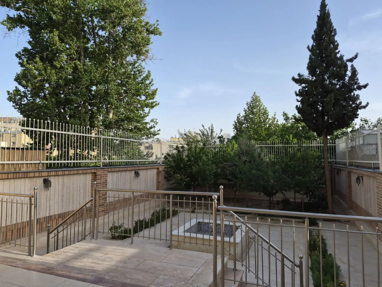 ۱۷۵ متر ،۳ خواب، ۲۴۰ متر حیاط اختصاصی