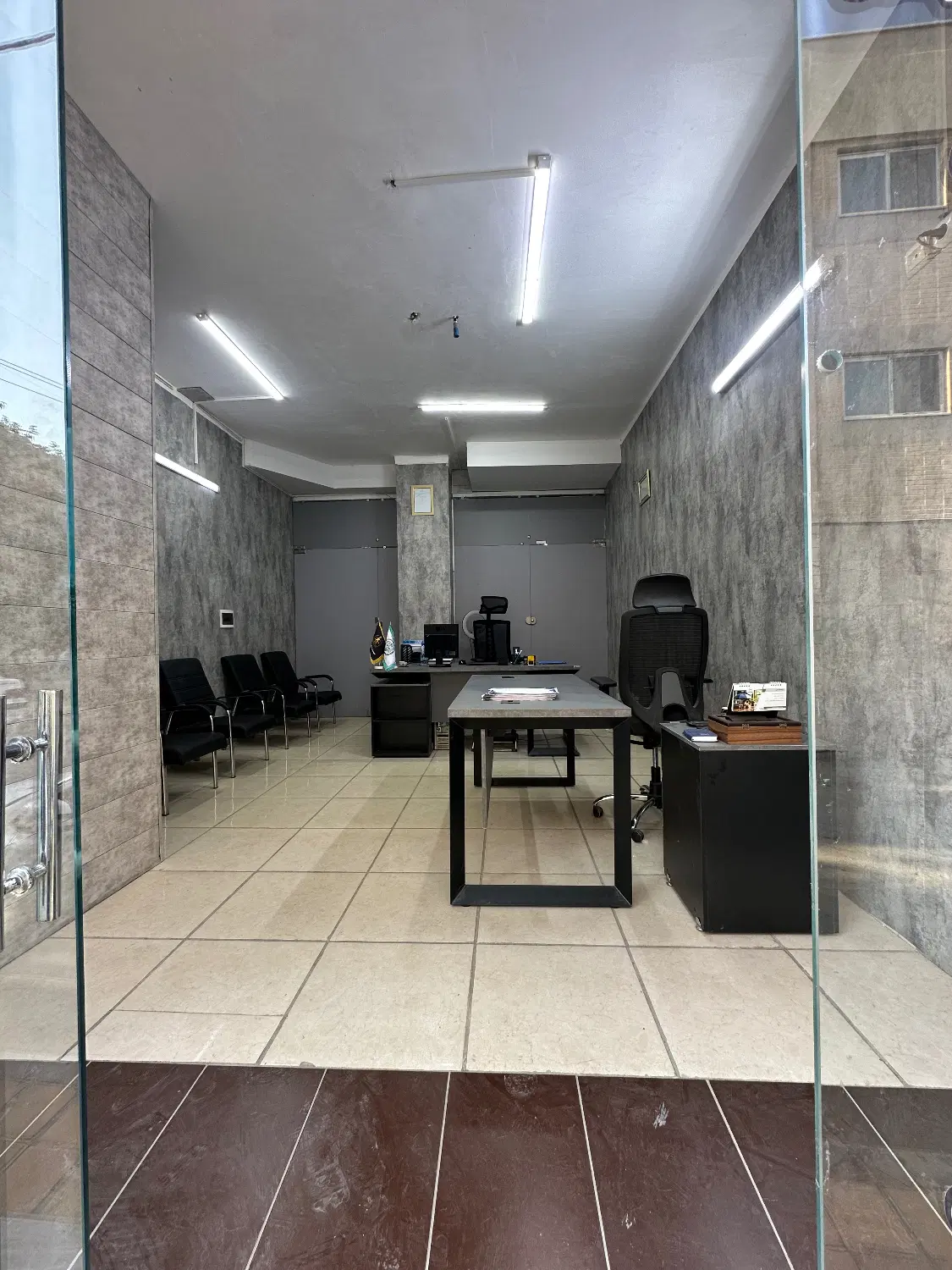 اجاره دفتر (مغازه) حقوقی روبروی درب ورودی  دادگاه