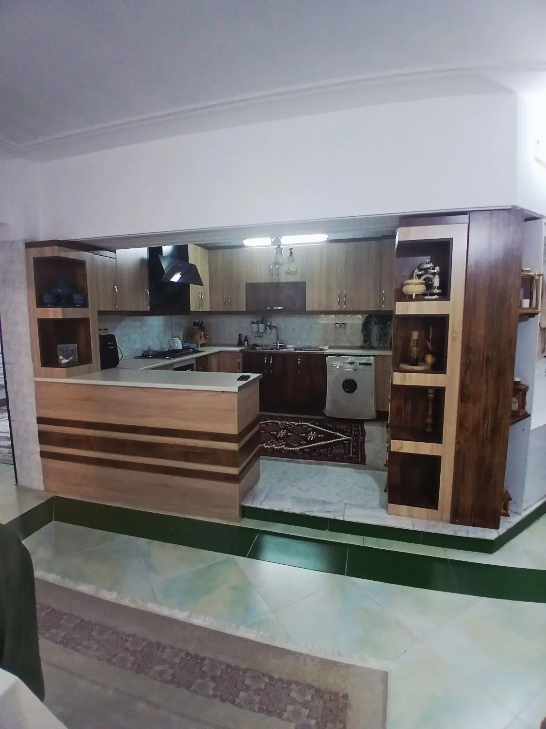 ۱۰۵ متر خیابان البرز با پارکینگ و اسانسور