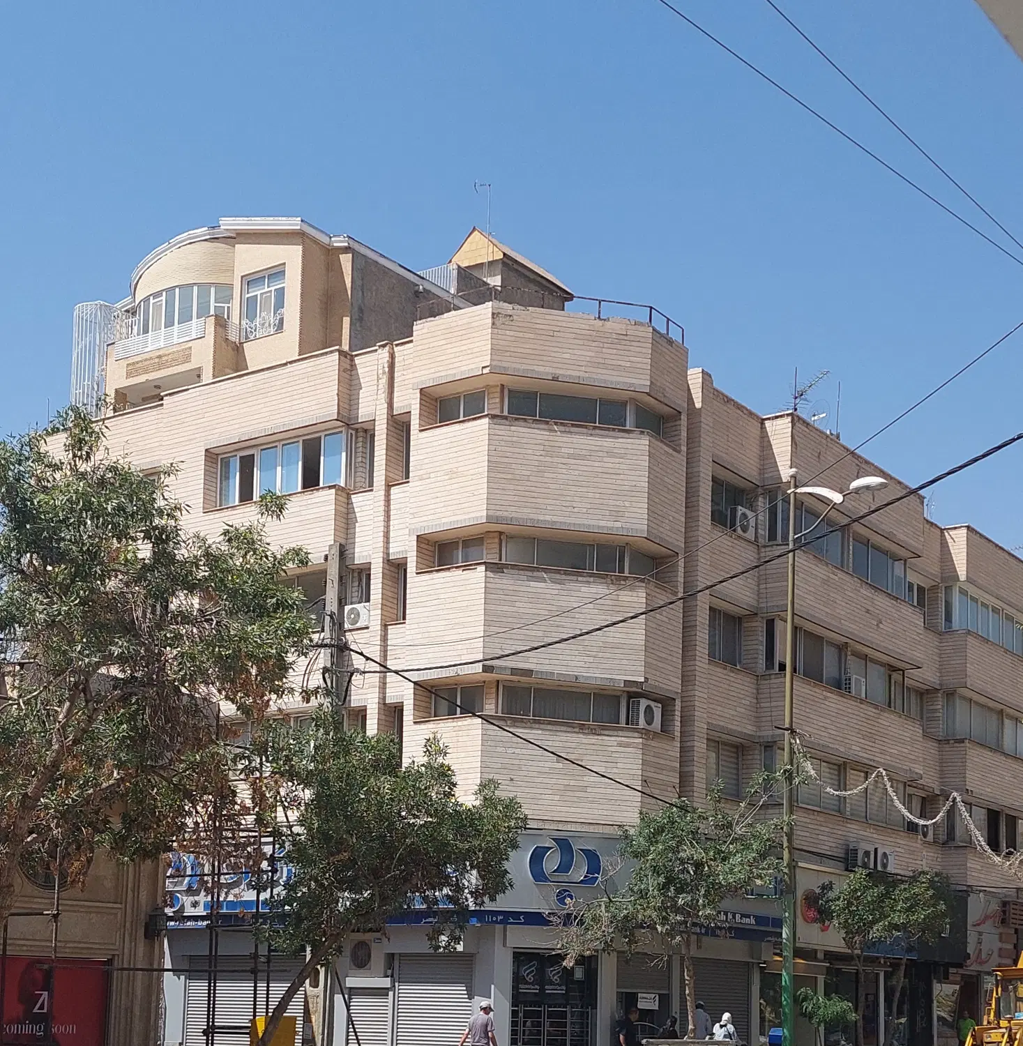 مطب یا دفترکار در سنگفرش ولیعصر