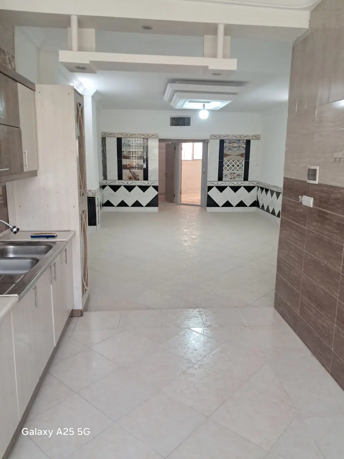 آپارتمان طبقه سوم روی کف ۱۰۰متری ۲خوابه