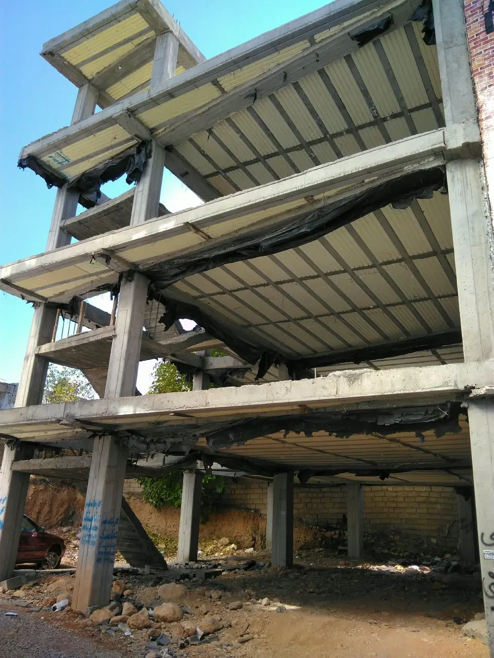 فروش 451 متر اسکلت بتن آرمه سند تک برگ.