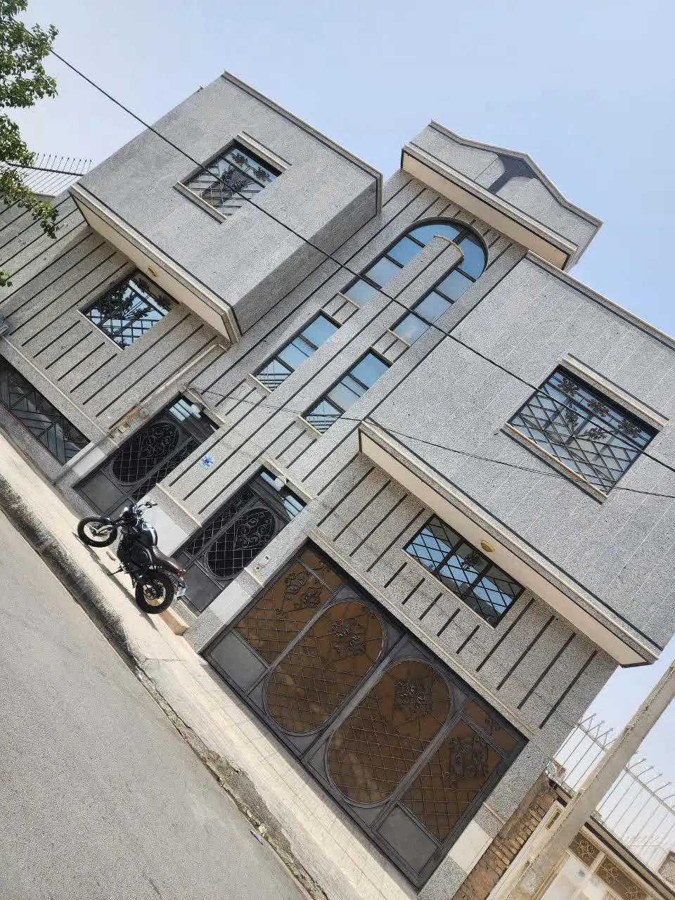 ساختمان ویلایی بزرگ‌ و شیک با نور زیاد